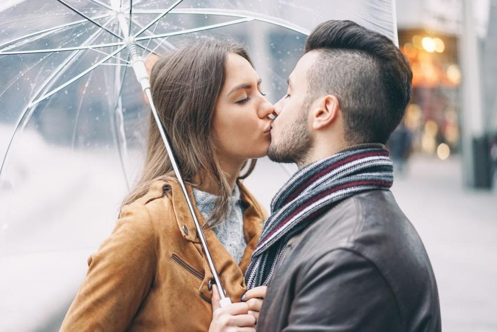 Un único beso transmite más de 80 millones de bacterias
