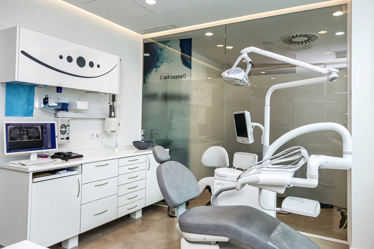 Gabinete 1 de Clínica Dental Model con sillón ergonómico y pantalla de ortopantomografía digital