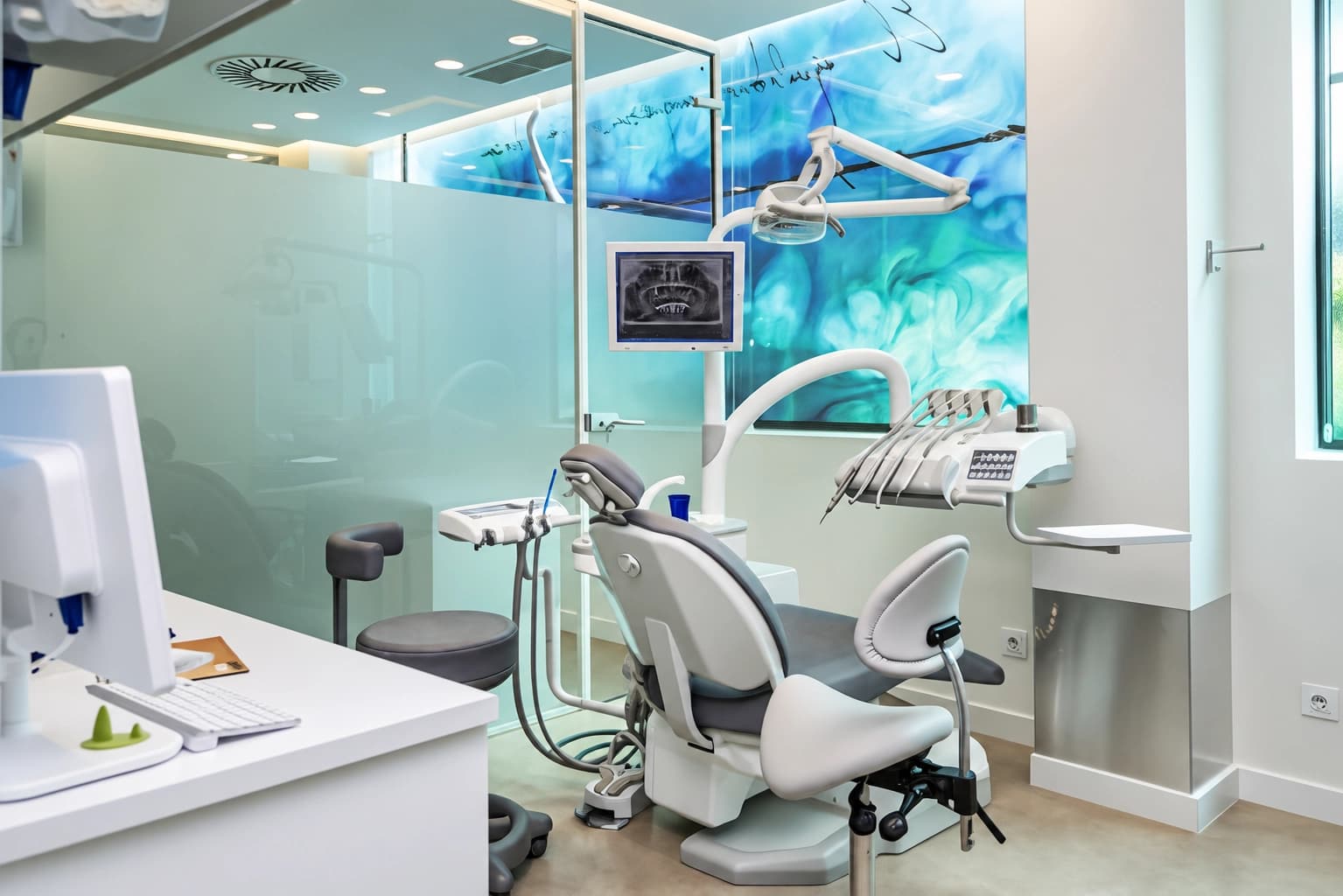 Gabinete 2 de Dental Model con mural artístico turquesa y escáner intraoral 3D