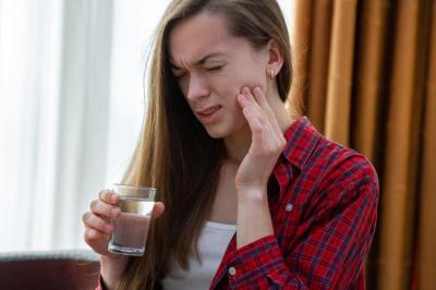 CÓMO CALMAR EL DOLOR DE MUELAS DE FORMA NATURAL CÓMO CALMAR EL DOLOR DE MUELAS DE FORMA NATURAL