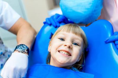 LA PRIMERA VISITA DE LOS NIÑOS AL DENTISTA LA PRIMERA VISITA DE LOS NIÑOS AL DENTISTA