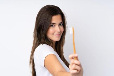 CÓMO MANTENER SANOS TUS DIENTES CÓMO MANTENER SANOS TUS DIENTES