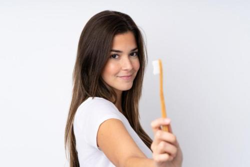 CÓMO MANTENER SANOS TUS DIENTES CÓMO MANTENER SANOS TUS DIENTES