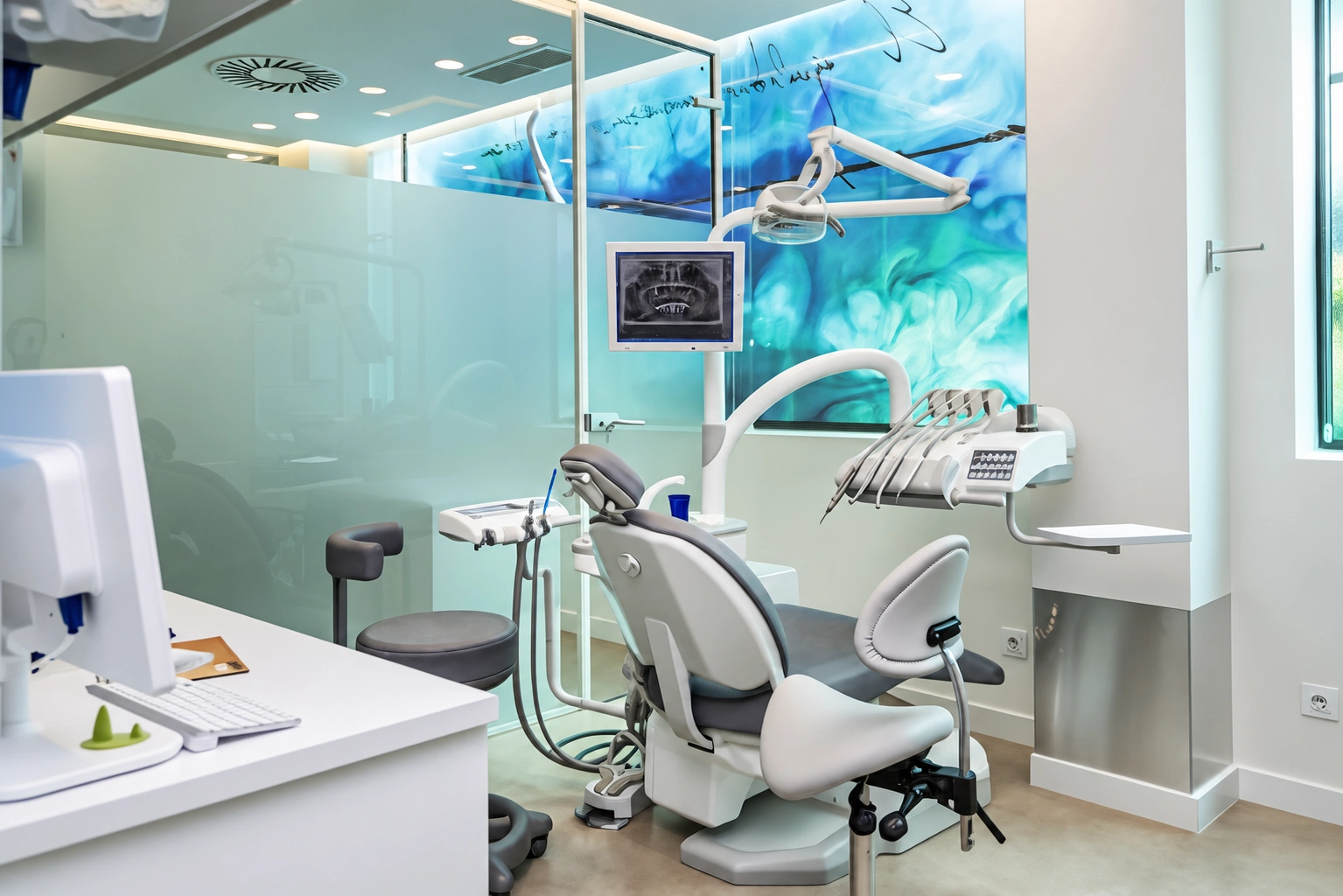 Gabinete 2 de Dental Model con mural artístico turquesa y escáner intraoral 3D